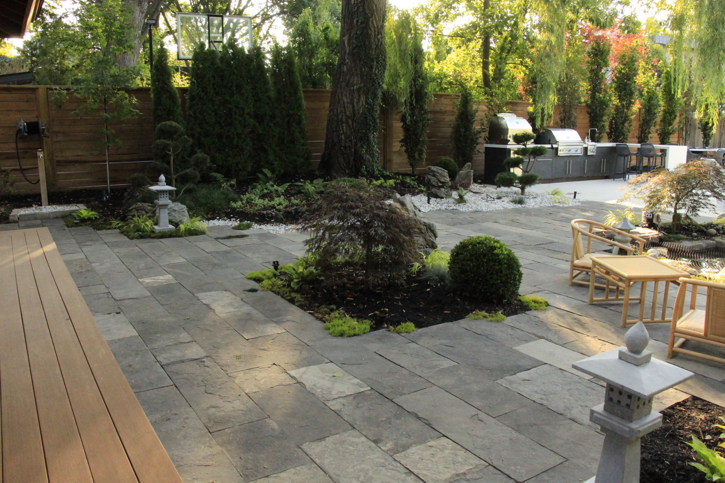 Modern garden with patio and kitchen area.